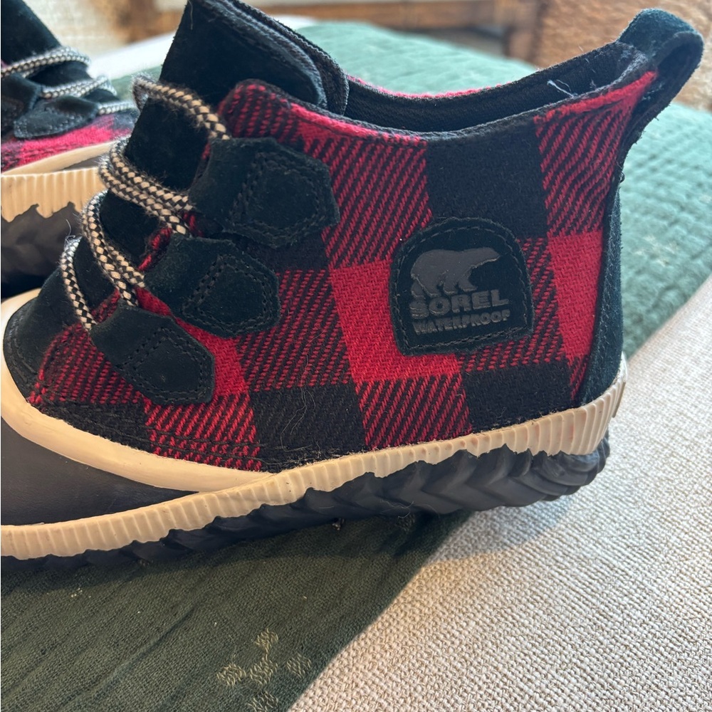 New Sorel Red and Black Plaid Waterproof Ankle Boots 055 - Picture 2 of 8